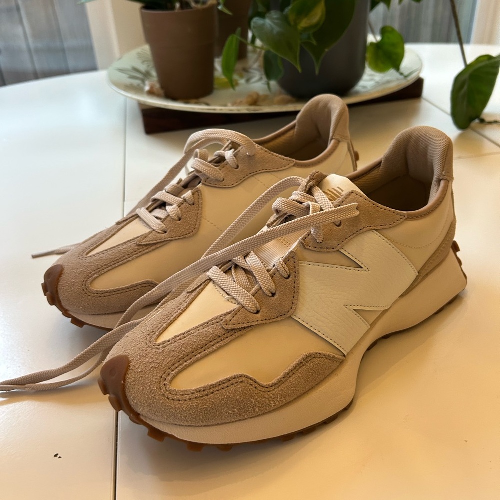 New Balance 327 NEW Cream and White Sneakers